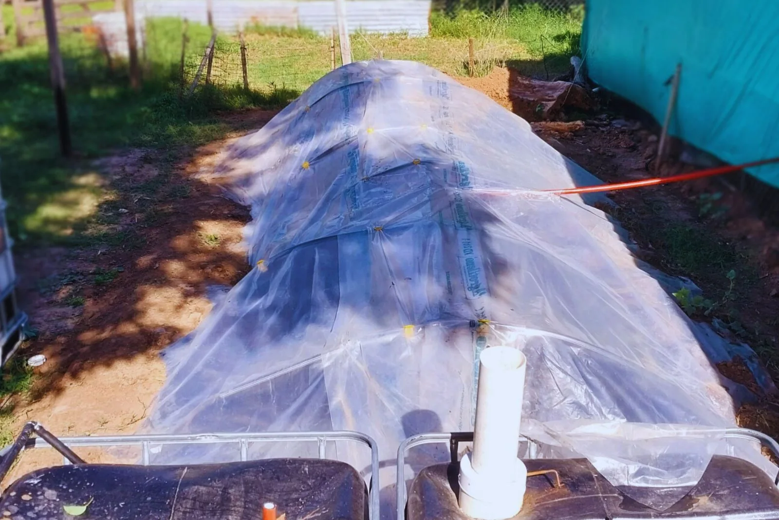 Biodigestor tubular flexible instalado al aire libre.