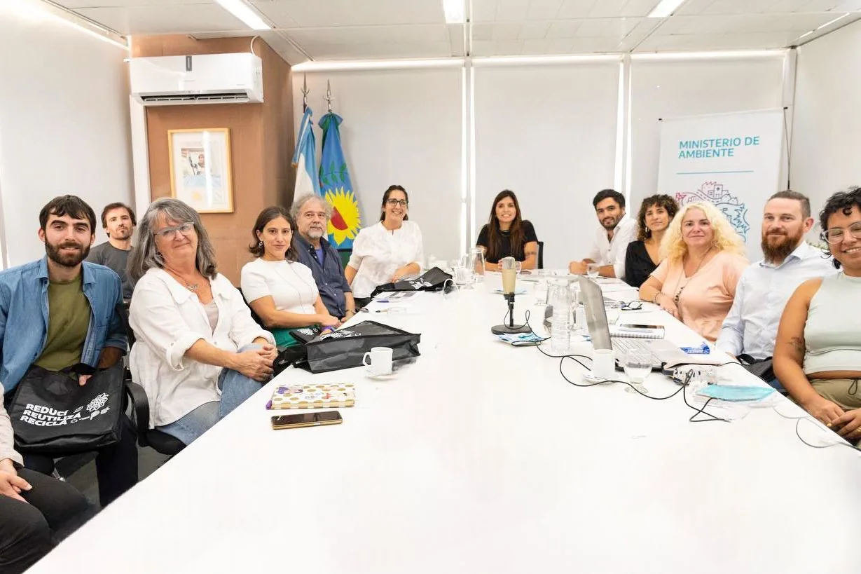 Mesa de trabajo del equipo vinculado con el inventario provincial de emisiones.